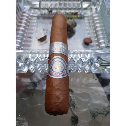 Montecristo Platinum Toro 6  * 50