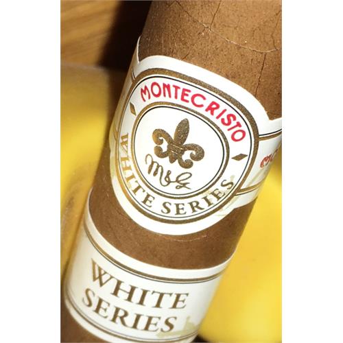 Montecristo White Court 5 1/2 * 44