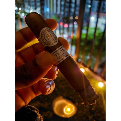 Montecristo White Court 5 1/2 * 44