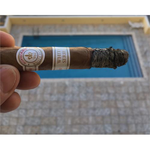 Montecristo White Especial No. 3 5 1/2 * 44