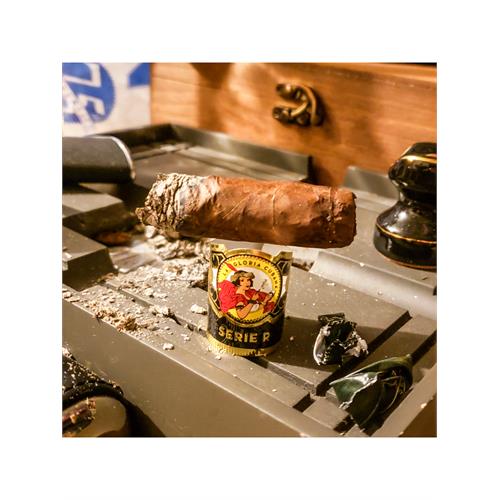 La Gloria Cubana Serie R Natural No. 3 4 1/2 * 50
