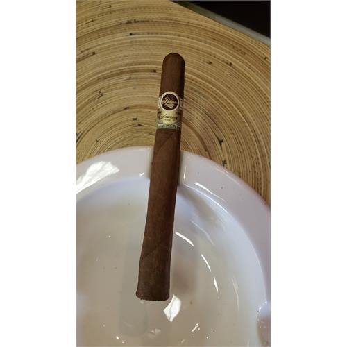 Padron 1964 Anniversary Pyramide Natural 6 7/8 * 52