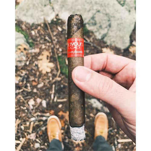 CAO Flavours Cherrybomb Petit Corona 4  * 40