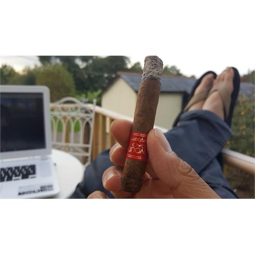 CAO Flavours Cherrybomb Petit Corona 4  * 40