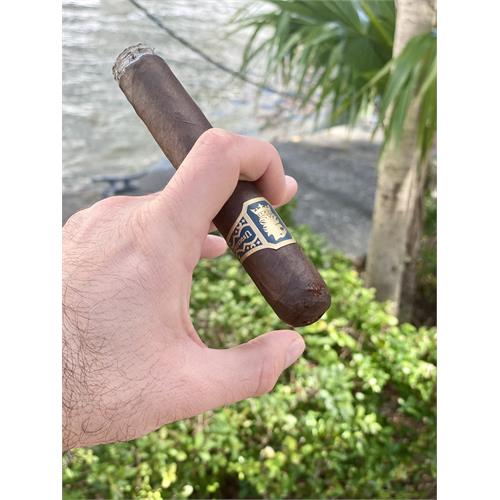Liga Undercrown Maduro Gran Toro 6  * 52