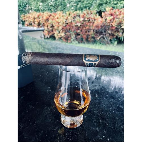 Liga Undercrown Maduro Gran Toro 6  * 52
