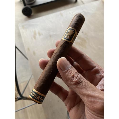 Liga Undercrown Maduro Gran Toro 6  * 52