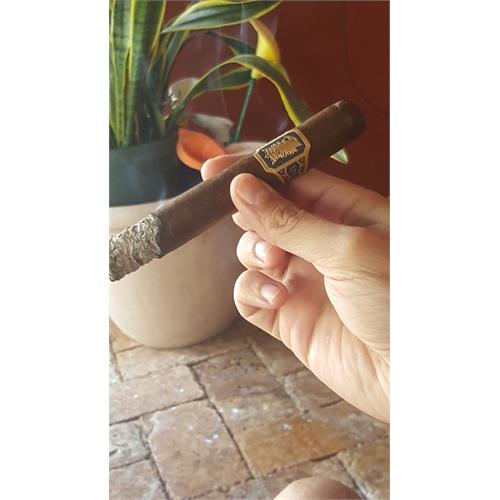 Liga Undercrown Maduro Gran Toro 6  * 52