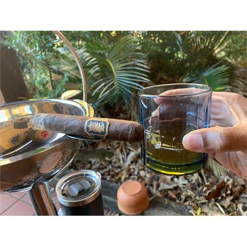 Liga Undercrown Maduro Gran Toro 6  * 52