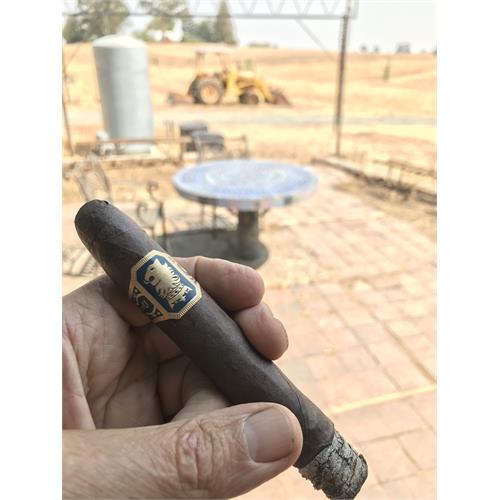 Liga Undercrown Maduro Belicoso 6  * 52
