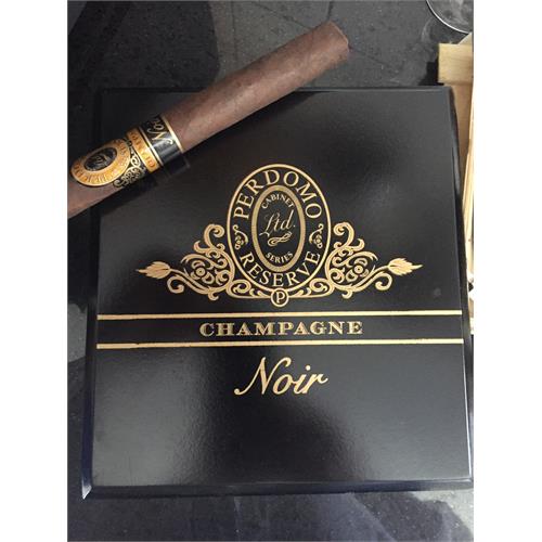 Perdomo Reserve Champagne Noir Churchill 7  * 54