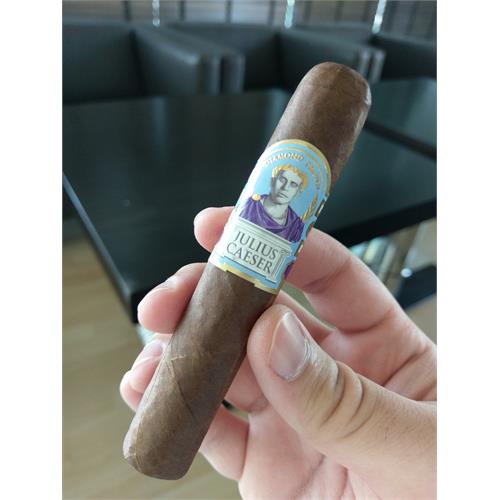 Diamond Crown Julius Caeser Robusto 4 3/4 * 52