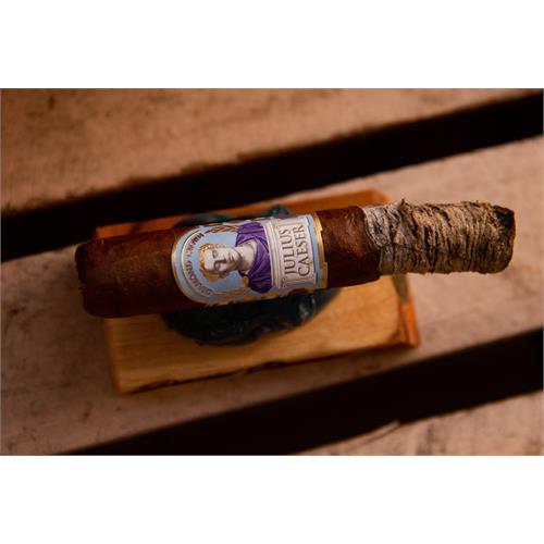 Diamond Crown Julius Caeser Robusto 4 3/4 * 52