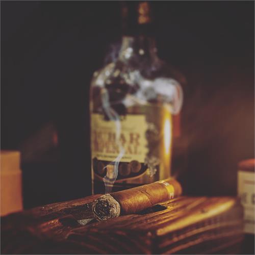 H. Upmann Legacy Toro 6  * 52