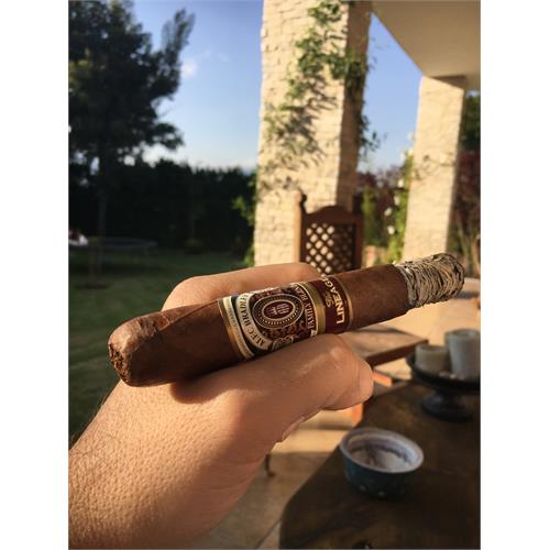 Alec Bradley Family Blend The Lineage Robusto 5 1/4 * 52