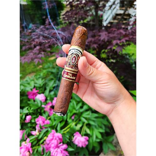 Alec Bradley Family Blend The Lineage Robusto 5 1/4 * 52
