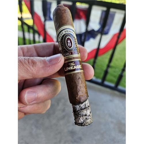 Alec Bradley Family Blend The Lineage Robusto 5 1/4 * 52