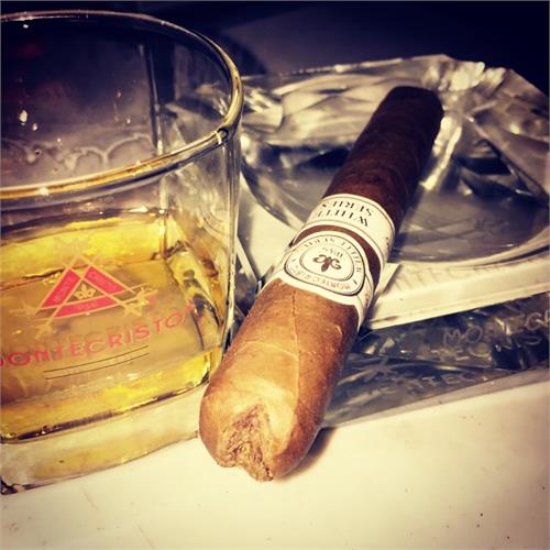 Montecristo White Toro Whiskey Gift Set 5-Cigar Sampler