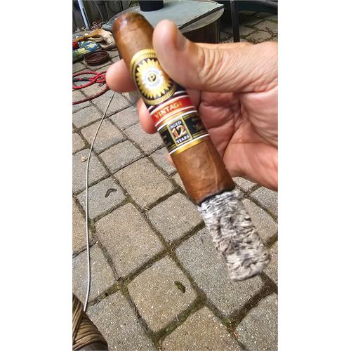 Perdomo Double Aged 12 Year Sun Grown Gordo Extra 6 1/2 * 60