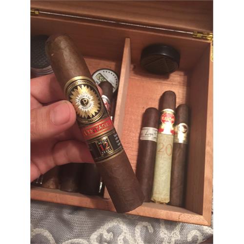 Perdomo Double Aged 12 Year Maduro Robusto 5  * 56