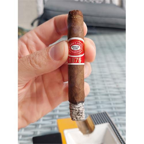 Romeo y Julieta 1875 Petite Bully 4  * 38