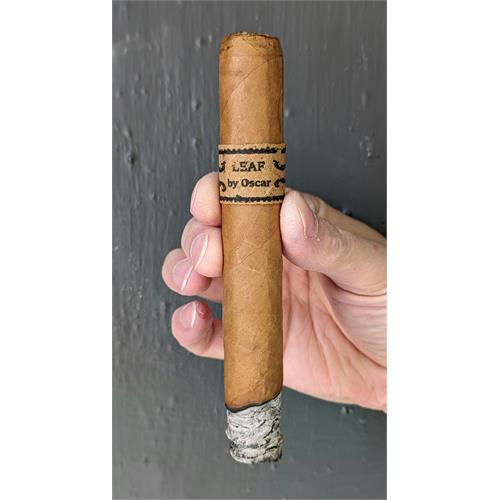 Leaf by Oscar Connecticut Toro 6  * 52