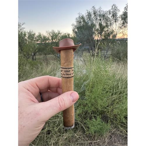 Leaf by Oscar Connecticut Toro 6  * 52