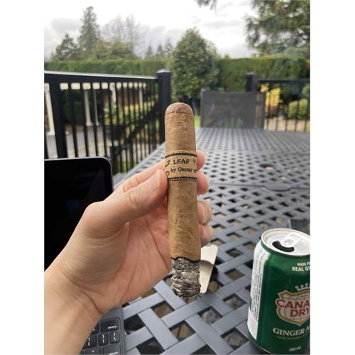 Leaf by Oscar Connecticut Toro 6  * 52