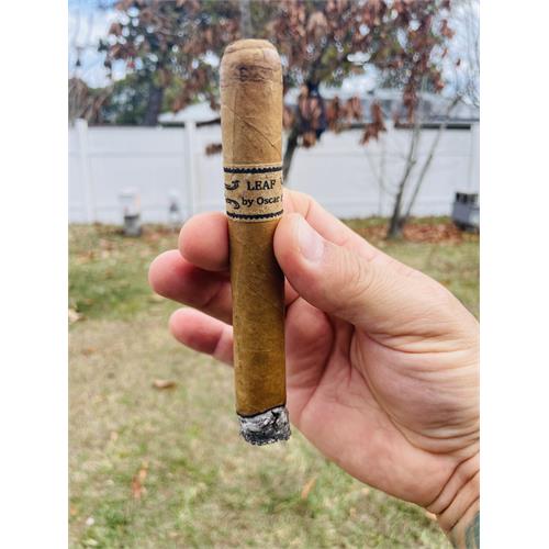 Leaf by Oscar Connecticut Toro 6  * 52