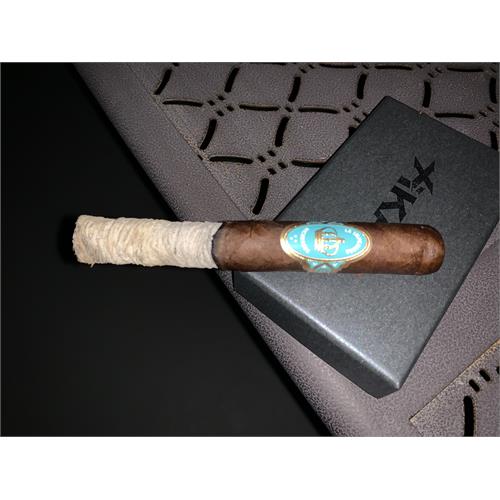 Crowned Heads La Imperiosa Corona Gorda 5 3/4 * 46
