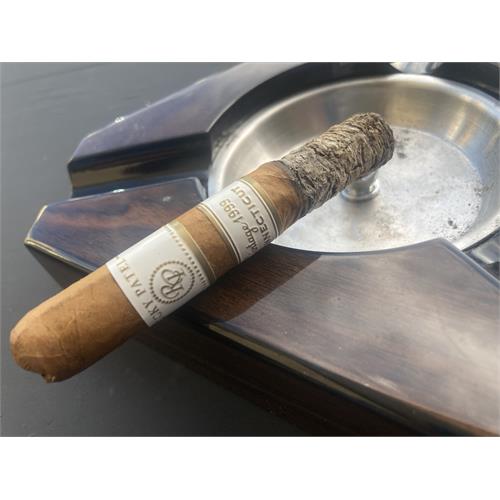 Rocky Patel Vintage 1999 Juniors 4  * 38