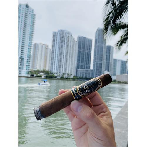La Flor Dominicana Andalusian Bull 6 1/2 * 64