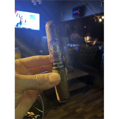 Hiram & Solomon Traveling Man Robusto 5  * 52