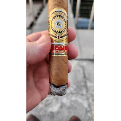 Perdomo 20th Anniversary Connecticut Robusto 5  * 56