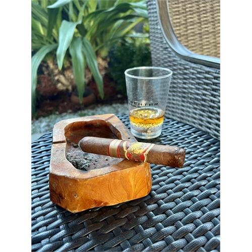 AJ Fernandez Dias de Gloria Toro 6  * 56