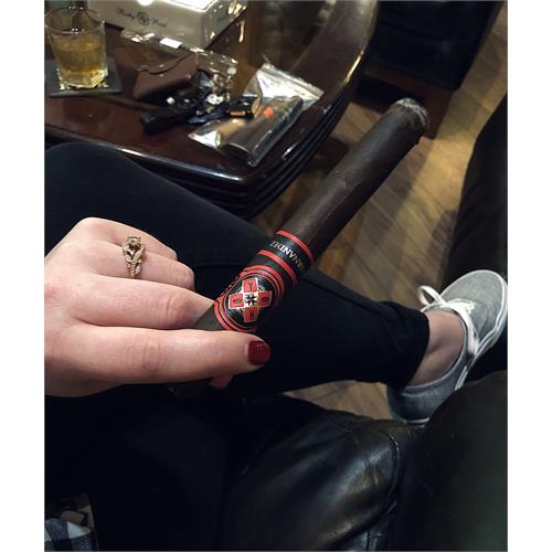 Hoyo La Amistad Dark Sumatra Media Noche 5 3/4 * 54