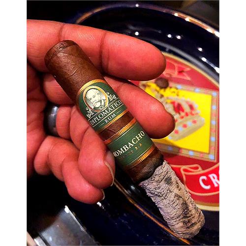 Mombacho Diplomatico Petit Corona 4 1/2 * 44