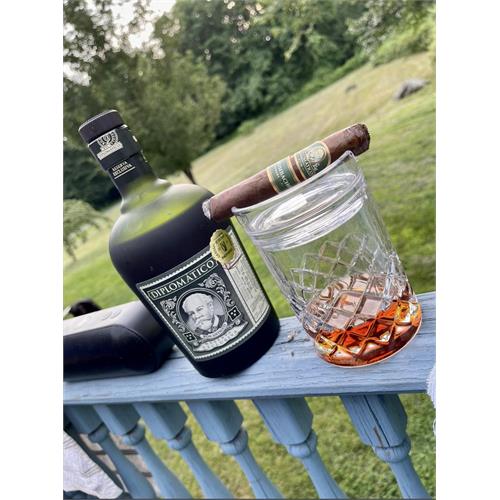 Mombacho Diplomatico Petit Corona 4 1/2 * 44