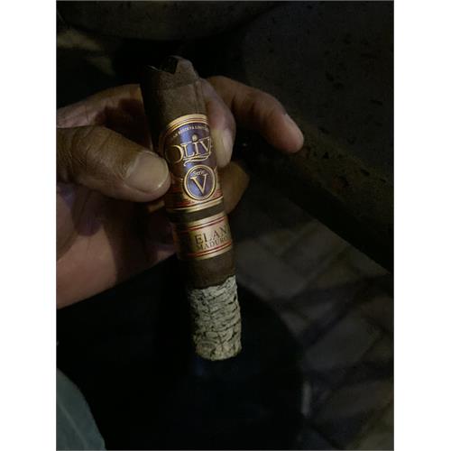 Oliva Serie V Melanio Maduro Figurado 6 1/2 * 52