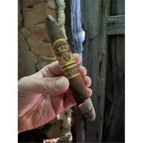 Oliva Serie V Melanio Maduro Figurado 6 1/2 * 52