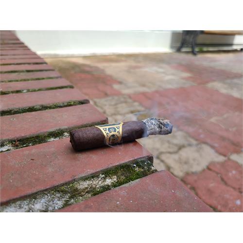 Liga Undercrown Maduro Corona Pequena 4  * 44