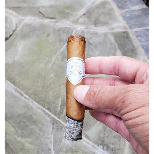ADVentura The Royal Return Queen s Pearls Robusto 4 1/2 * 50