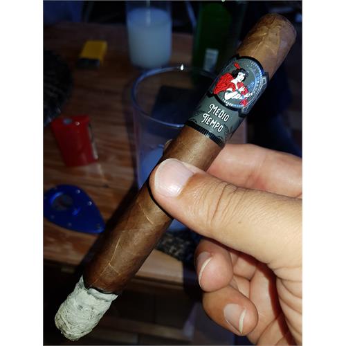La Gloria Cubana Medio Tiempo Churchill 7 1/4 * 54