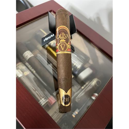 Oliva Serie V 135th Anniversary Edicion Limitada 5 1/2 * 54