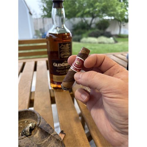 Romeo y Julieta Reserva Real Twisted Love Story 4 1/4 * 46