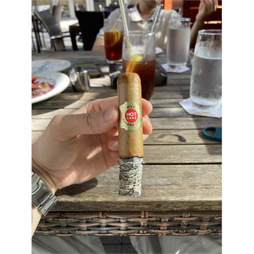 HVC Hot Cake Golden Line Connecticut Laguito No. 4 4 1/2 * 52