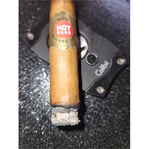 HVC Hot Cake Golden Line Connecticut Half Corona 3 1/2 * 44