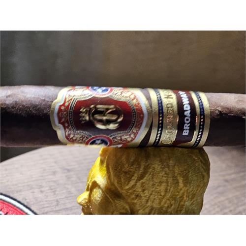 Crowned Heads Broadway Robusto Extra 4 3/4 * 52