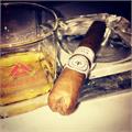 Montecristo White Toro Whiskey Gift Set 5-Cigar Sampler