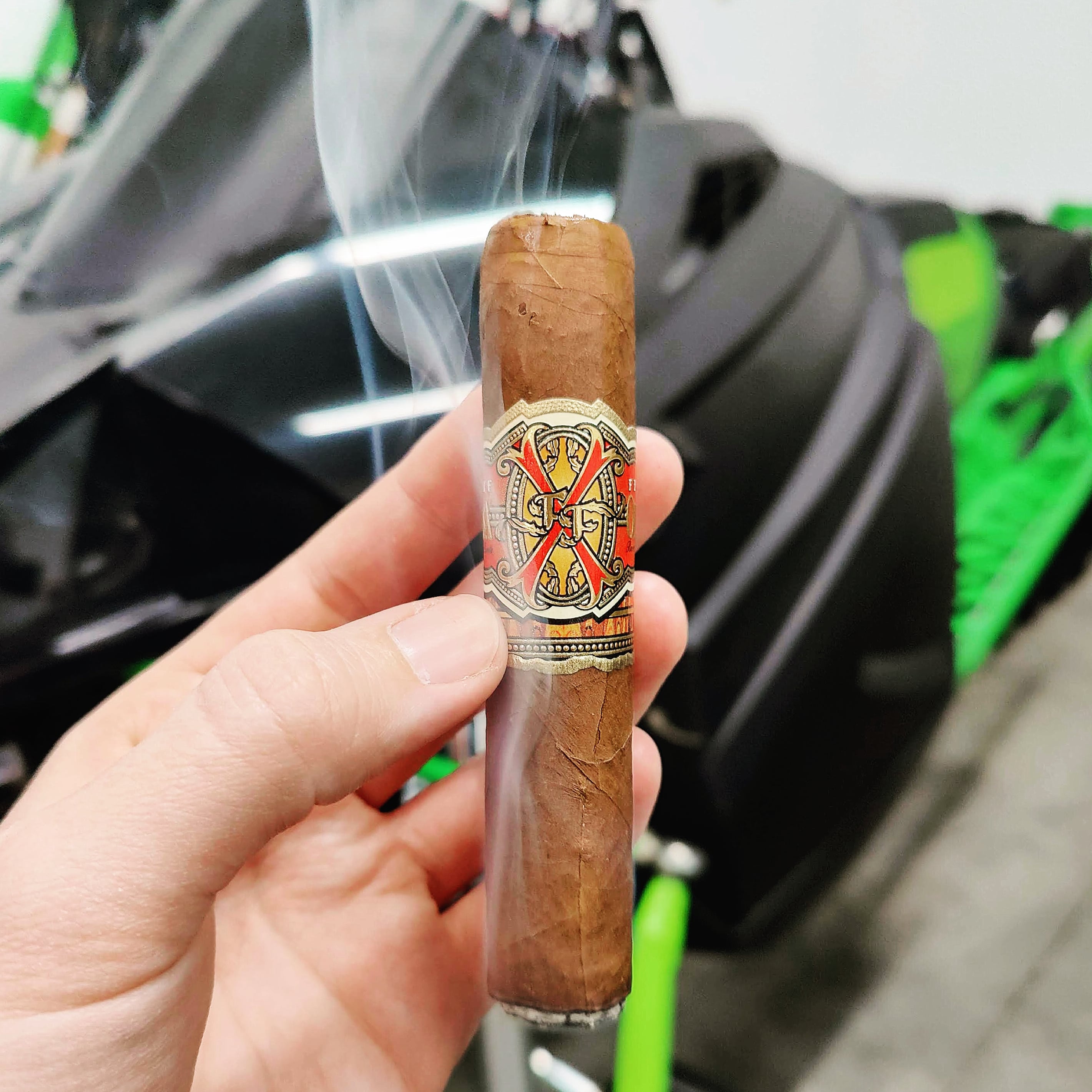 sir walter raleigh smoking tobacco Sir Walter Raleigh Tobacco Can With Flip Top